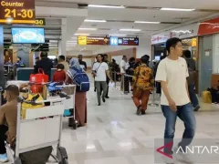 Terdampak Erupsi Gunung Ruang, 14 Penerbangan di Bandara Sultan Hasanuddin Dibatalkan - GenPI.co JATENG