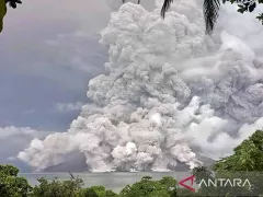Gunung Ruang Meletus, Muntahkan Abu Vulkanik Setinggi 5 Km - GenPI.co KALTIM