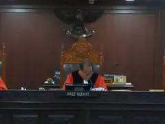 Pertanyakan Keabsahan Tanda Tangan Surya Paloh, Hakim MK: Kok Beda Sekali - GenPI.co BANTEN