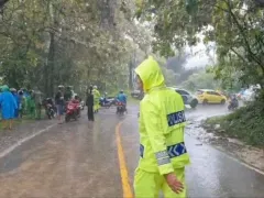 Longsor di Enrekang, Akses Jalan ke 3 Kabupaten Terputus - GenPI.co KEPRI