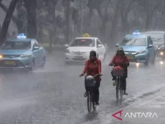 BMKG: Waspada Hujan Ringan hingga Lebat Disertai Petir di Kota Besar - GenPI.co KALBAR
