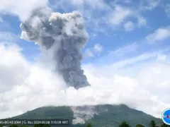 Gunung Ibu Erupsi, Lontarkan Abu Vulkanik Setinggi 1,5 Km - GenPI.co KEPRI