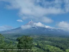 Tetap Waspada! Erupsi Terus-Menerus, Gunung Semeru Lontarkan Abu Vulkanik - GenPI.co BALI