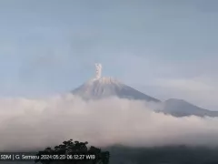 Gunung Semeru Meletus Lagi, Lontarkan Abu Vulkanik Setinggi 800 Meter - GenPI.co JATIM