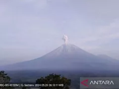 Gunung Semeru Erupsi 6 Kali, Lontarkan Abu Vulkanik Setinggi 900 Meter - GenPI.co