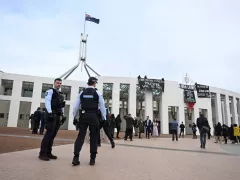 Bentang Spanduk, Demonstran Pro-Palestina Terobos Keamanan Gedung Parlemen Australia - GenPI.co BALI