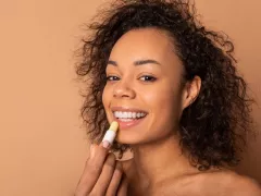 3 Lip Balm Ampuh Atasi Bibir Pecah-pecah dan Kering, Terjaga Kelembapannya - GenPI.co JATIM
