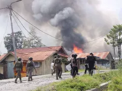 Warga Mengungsi Akibat Kerusuhan Kelompok Pendukung Cabup di Puncak Jaya - GenPI.co