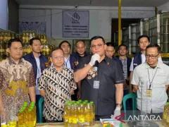 Modus Baru! Tak Laku, Minyak Guldap Diubah Jadi MinyaKita - GenPI.co