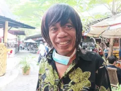 Pak Tarno Masih Jualan Mainan Setelah Sakit Stroke, Makin Laris - GenPI.co