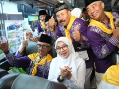 15 Tahun Jualan Koran di Masjid Agung Banyuwangi, Kakek 88 Tahun Akhirnya Naik Haji - GenPI.co JATIM