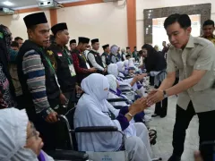 Gibran Didampingi Bobby Nasution Temui Jemaah Haji, Bilang Ada Arahan Presiden - GenPI.co JATIM