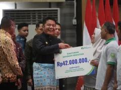 Gubernur Herman Deru Serahkan Santunan Jaminan Kematian BPJS Ketenagakerjaan kepada Petani Sawit di Sumsel - GenPI.co JATENG