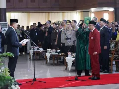 Sumpah Jabatan Rektor UPI Pakai Bahasa Inggris Bikin Cucun Kecewa, Pilih Walk Out - GenPI.co BALI