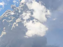 Gunung Lewotobi Laki-Laki Erupsi Setinggi 18.000 M, Aktivitas Dilarang Radius 7 Km - GenPI.co JATIM
