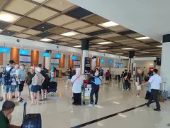 Abu Erupsi Gunung Lewotobi Laki-Laki Paksa Bandara Komodo Tutup dan Penerbangan Batal - GenPI.co JATIM
