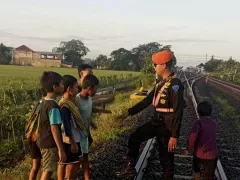 KAI Peringatkan Bahaya Bermain di Sekitar Rel Kereta - GenPI.co BANTEN