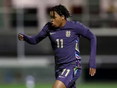 Ikut Regulasi FA, Rio Ngumoha Dilarang Pakai Ruang Ganti Utama Liverpool - GenPI.co