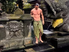 Datang ke Bali, Zlatan Ibrahimovic Jalani Ritual di Pura Tirta Empul - GenPI.co
