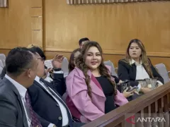 Anaknya Disuntik saat Tes DNA, Lisa Mariana Langsung Menangis - GenPI.co KEPRI