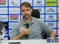Incar Kemenangan, Mauricio Souza Tak Peduli Status Carlos Pena - GenPI.co
