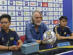 Pelatih Dewa United Jan Olde Riekerink Kecewa Timnya Cuma Imbang Lawan Madura United - GenPI.co