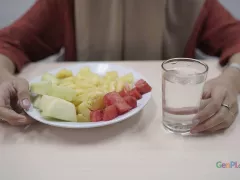 Tips Mencegah Perut Kembung saat Cuaca Panas, Minum 2 Liter Air per Hari - GenPI.co