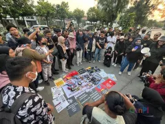 Ancam Kebebasan Pers, Jurnalis Solo Demo Tolak RUU Penyiaran - GenPI.co JABAR