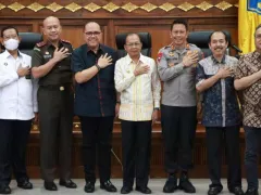 Pertahankan Ribuan Honorer Bali, Ini Taktik Gubernur Koster - GenPI.co