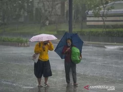 Prakiraan Cuaca Jabar Hari ini, Daerah Berikut Waspada Hujan Sekala Lokal - GenPI.co KALBAR