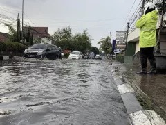 Banjir di Kabupaten Bandung, Warga Gunakan Perahu ke Jalan Raya - GenPI.co JATIM
