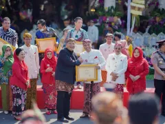 Terima Penghargaan di HUT ke-730, PT SIER Komitmen Ikut Bangun Surabaya - GenPI.co KALBAR