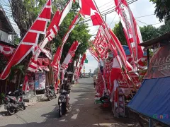 Warga Surabaya Butuh Bendera Merah Putih? Langsung ke Kelurahan - GenPI.co
