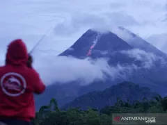 Gunung Merapi Luncurkan Guguran Lava Jarak 1,7 Km, Senin Pagi - GenPI.co