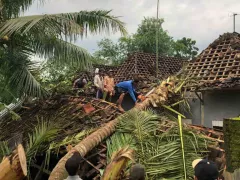 Dampak Angin Puting Beliung di Imogiri Bantul, Puluhan Rumah Rusak - GenPI.co BANTEN