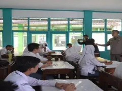 Tinjau UAS, Ketua DPRD Kubu Raya Minta Siswa Tenang Jawab Soal Ujian - GenPI.co