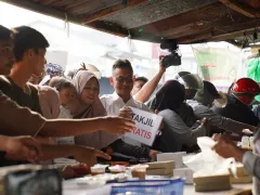 Aksi Edi Kamtono-Evan Hobby Makan Borong dan Gratiskan Takjil Dikerumuni Warga - GenPI.co