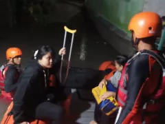 Banjir di Pekanbaru, Tim Basarnas Lakukan Evakuasi Balita - GenPI.co JABAR