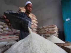Warga Pekanbaru Beralih ke Beras Bulog Dampak Harga Bahan Pokok Naik - GenPI.co JATIM