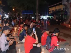 Suporter dan Polisi di Baubau Doa Bersama untuk Tragedi Kanjuruhan - GenPI.co JATIM