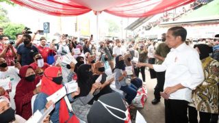 Blusukan ke Pasar Bogor, Jokowi Sidak Harga Minyak Goreng Curah - GenPI.co