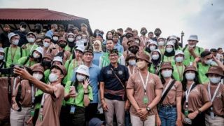 Dongkrak Wisata Lombok, Sandi Uno Ajak Ratusan Mahasiswa Piknik - GenPI.co