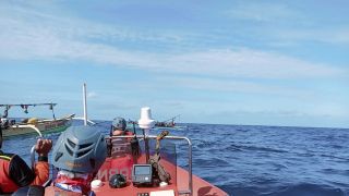 Sampan Terbalik di Perairan Buleleng Bali, Nasib 10 Nelayan? - GenPI.co BALI