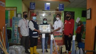 PMI Kota Tangerang Salurkan Bantuan untuk Korban Banjir - GenPI.co BANTEN