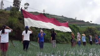 HUT ke-77 RI, Petani Selo Kibarkan Bendera Merah Putih Raksasa - GenPI.co JATENG