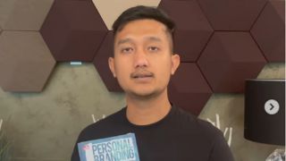Crazy Rich Surabaya Bagi Buku, Terselip Sesuatu - GenPI.co JATIM