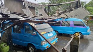 Hujan dan Angin Kencang di Kota Malang, Sejumlah Bangunan Hancur - GenPI.co JATIM