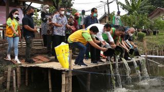 Warga Surabaya Budi Daya Ikan di Bozem, Eri Cahyadi Mendukung - GenPI.co JATIM