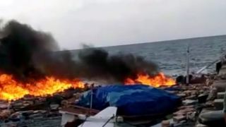 Terdengar Ledakan, KM Khatijah 1 Terbakar di Kepulauan Sapudi - GenPI.co JATIM