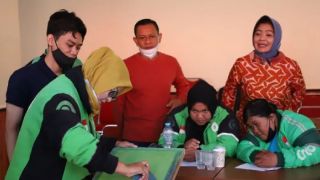 Puluhan Pengemudi Ojek Online Perempuan di Surabaya Ikut Pelatihan - GenPI.co JATIM